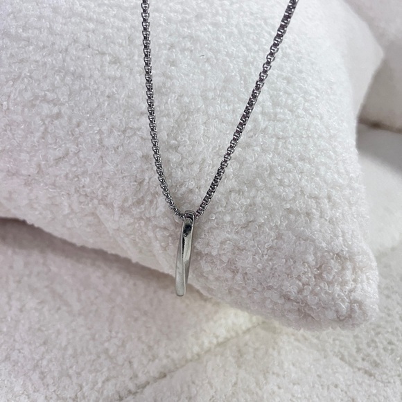 Street Style Fashion Necklace - Bold and Trendy Statement for Every Outfit - Picture 1 of 3